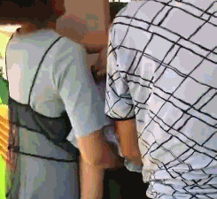 打手势|搞笑GIF：谁知道这妹子最后怎么样了