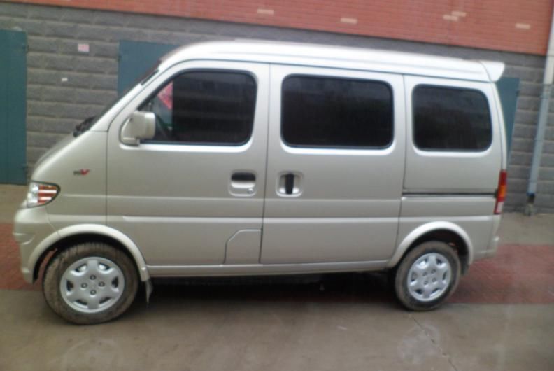 大树砸11辆车,面包车扛下了所有,10位车主主动赔钱_看看头条_中华网