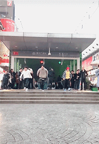 栗子|搞笑GIF趣图:兄弟,同样是打伞,为什么你们如此优秀?