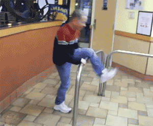 小娘|小娘们一言不合就趴墙头,隔壁大叔乐坏了,细心的王大妈找到亮点