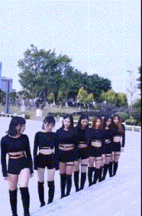 秦王|搞笑GIF图: 不好意思, 腿长真的了不起, 而且还好看!