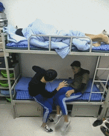 衣服|GIF搞笑趣图：你这床下面怎么藏了这么多的钱啊。