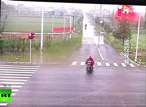 敬明|每日GIF：郭敬明侵犯李枫跟陈学冬？美女遭卡车碾压竟毫发无伤