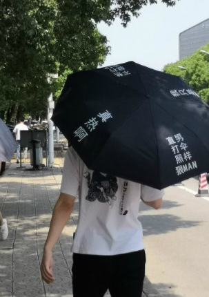 妹子|搞笑GIF趣图：难怪妹子们喜欢遛狗，原来关键时刻还可以这样用