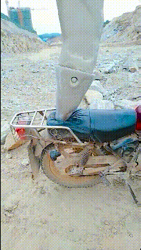 秃头|搞笑GIF：这样放摩托，应该没有人能偷走了吧