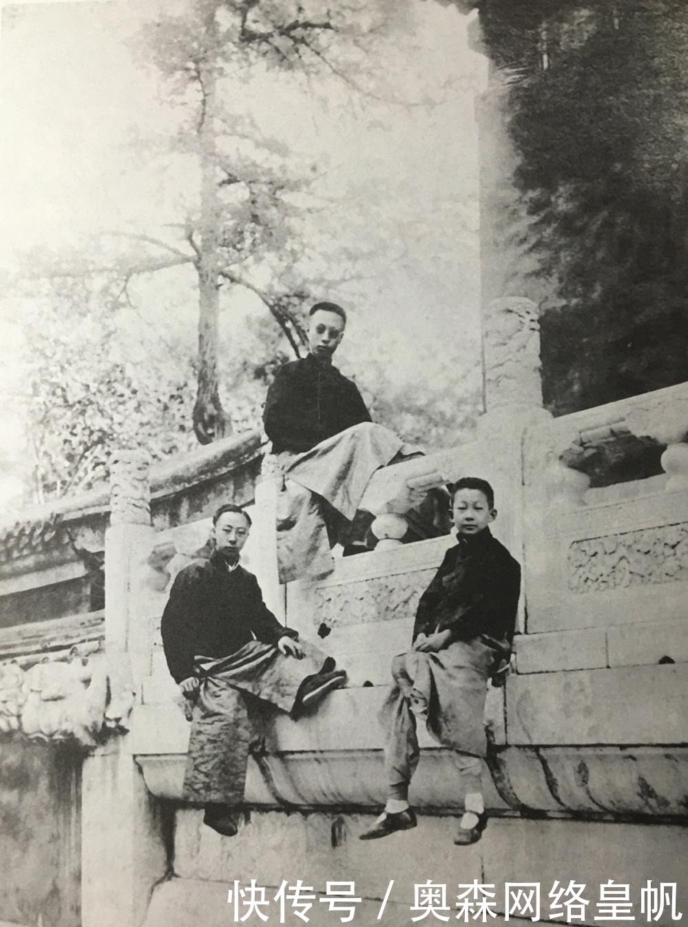 这是溥仪和弟弟溥杰,内弟润麒(国舅爷)的合影,这两个人是溥仪在宫内