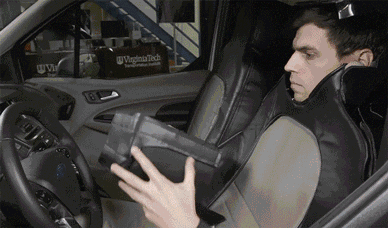 大娘|搞笑GIF：这大娘脸皮也太厚了吧，咋的不撞你都不行呀！