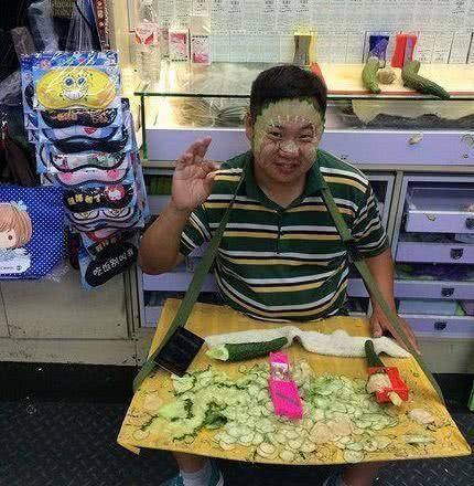 前任|笑话：玩男友手机，无意翻到他前任的微信