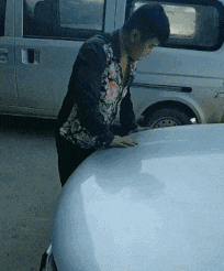 妹子|搞笑GIF趣图：别人都穿着羽绒服，而你却穿短袖，确实很优秀啊