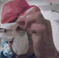 妹子|搞笑GIF：听说拍打更易吸收，看着好疼啊！