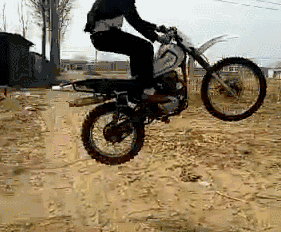栗子|搞笑GIF趣图:哥们，以后可不能这样骑摩托车啦，真的很危险的！