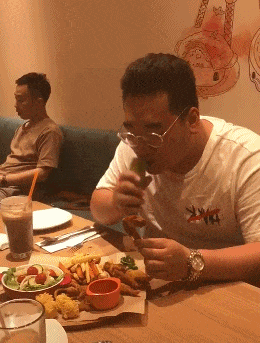 学习|爆笑GIF图：大哥有绝招啊，值得学习！