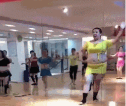 栗子|搞笑GIF趣图:美女，这下尴尬了吧，以后下雨就别穿拖鞋啦！