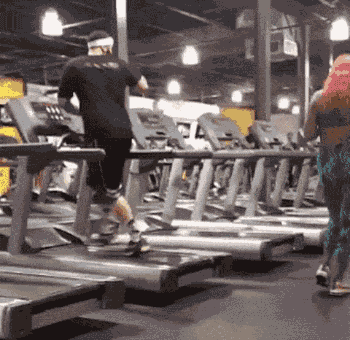 师傅|搞笑GIF:师傅停一下,有人卡车门上了