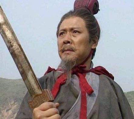 三国演义中刘备用的武器为什么时双股剑其实原因不难寻找