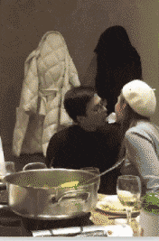 感觉|搞笑gif趣图:美女,这才是真正的技能,可以随意切换的一字马!