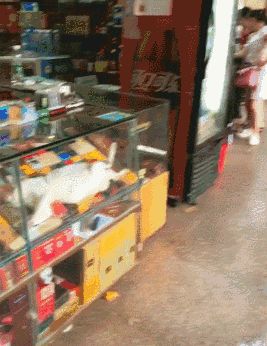 小女|小女生，一次扛6袋，男人们颤抖了吗？