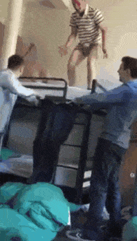 妹子|搞笑GIF:这天不错,可以吃烧烤了