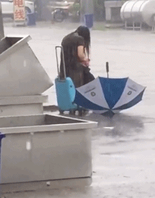 老大爷|搞笑GIF趣图：姑娘，应该没人抢你男朋友，你就放心坐车吧