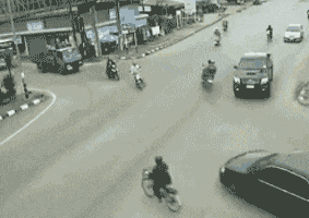 助人为乐|搞笑GIF: 大哥助人为乐是好事,但是下车不要忘拉手刹