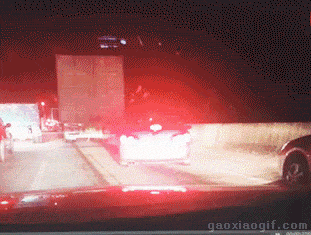 还是|搞笑GIF动图：车飞起来了 ! 从此不知道减速带为何物