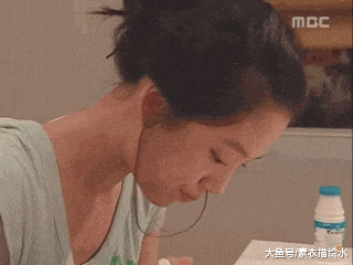 大材小用|爆笑GIF: 这样美丽的妹子居然收废品，是不是有点大材小用了？