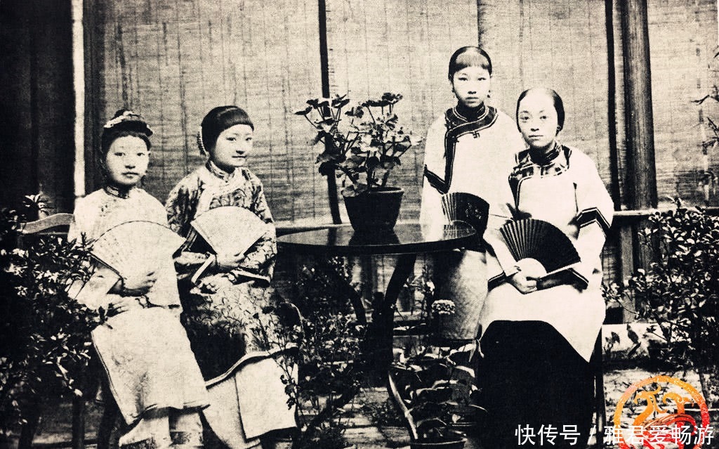 这是清末时期大臣张之洞家里的女人们,照片里左边第二个就是他的女儿