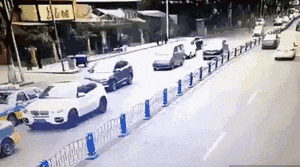 妹子|搞笑GIF:没事,正准备换车子呢!不需要你赔了!