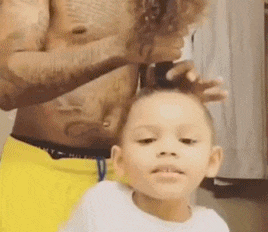 妹子|搞笑gif趣图：我在这扬了一天树叶了，是不是该考虑收费了