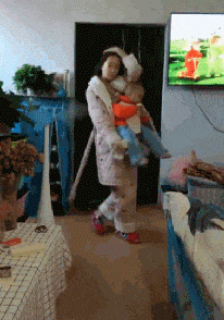 手套|搞笑GIF:笑对生活的妹子