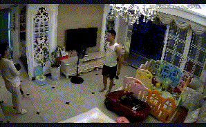 哥们|幽默gif: 儿子看到妈妈的照片后撅着嘴说: 那个胖女人果然不是我妈!