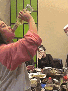 豪爽|搞笑gif：就我一个男生，她们都这么豪爽 我该怎么办？