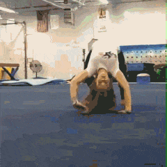 爆笑|爆笑GIF:有人这样向你走来就问你怕不怕!