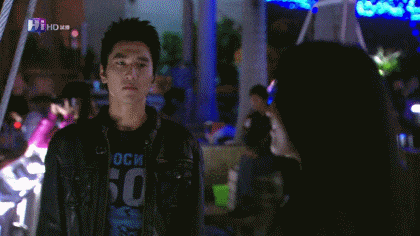 姑娘|GIF趣图:姑娘快别伪装了，男朋友已经发现你了！