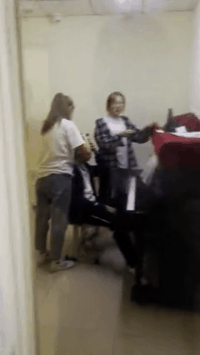 晚上|搞笑GIF动图:没点才艺,不敢当伴娘伴郎!