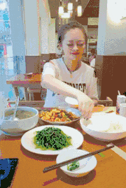 妹子|搞笑GIF趣图：台风确实好大哦，吹得摄影师拿不住机器