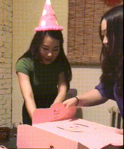 妹子|搞笑GIF：蛋糕怎么这么重，果然没猜错