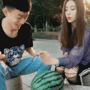 妹子|爆笑GIF图:妹子膝盖这是怎么了?注意点吧,不尴尬吗?