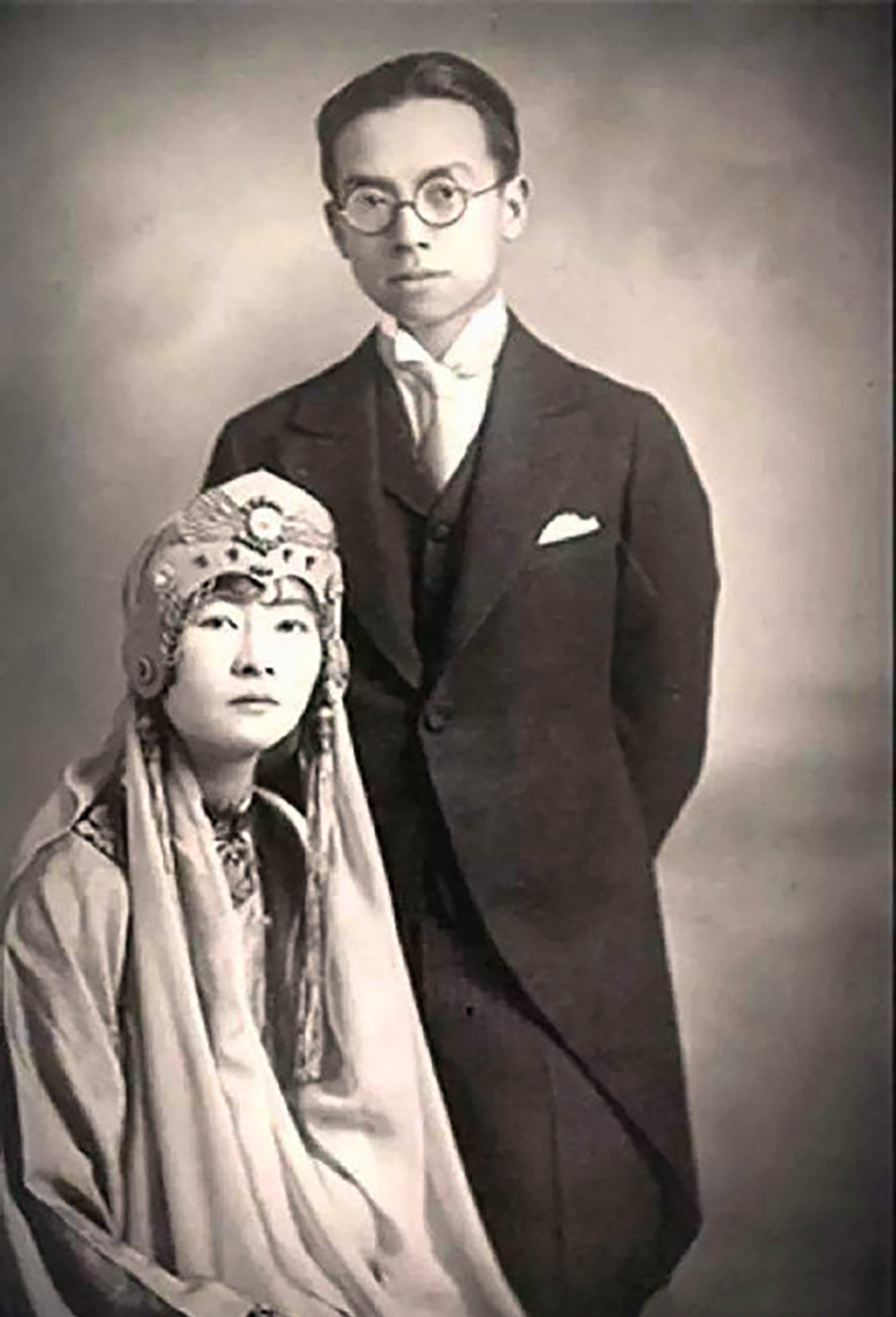 历史上过目难忘瞬间图1慈禧给光绪包办的皇后图9杜月笙孟小冬的新婚照