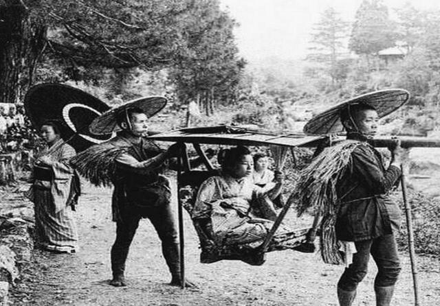 老照片:日本古代出行工具,平民用的像鸡笼,贵人用的像小棺材