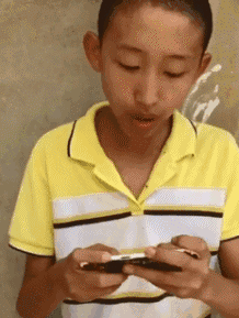 哥们|搞笑GIF：两位姑娘看上去关系不是很好，看眼睛就知道了