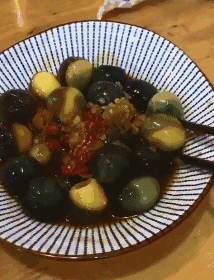 尴尬|搞笑GIF趣图:你也曾经有过夹不起菜的尴尬吗?