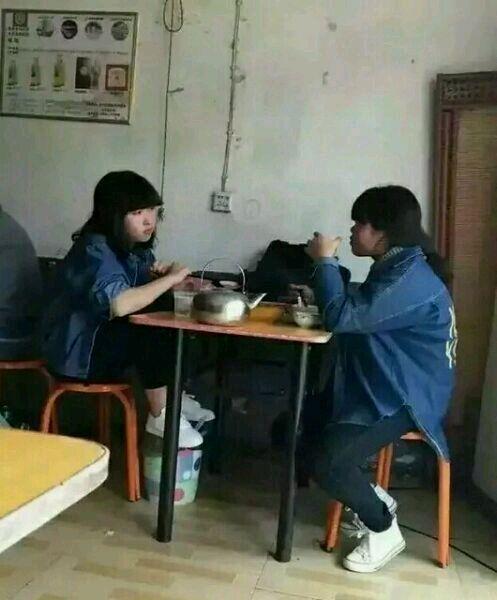 姐们|搞笑GIF图：一看就是混江湖的，姐们真够霸气的啊。