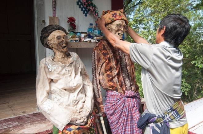 实拍印尼恐怖祭祀仪式，竟将亲人尸骨挖出装扮！(1)