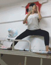 妹子|搞笑GIF趣图：小姐姐拍拍证件照片 方法独特啊！