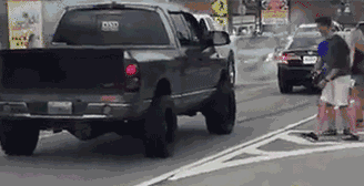 妹子|搞笑GIF：好心办坏事，你还摆造型，还不快跑呀！