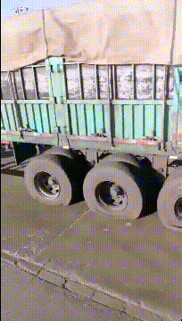 妹子|搞笑GIF趣图：下面的客官，要打球么？