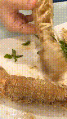 妹子|搞笑GIF趣图：台风确实好大哦，吹得摄影师拿不住机器