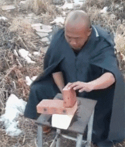 妹子|搞笑GIF：哥们，你这样看，两位妹子都不好意思了！