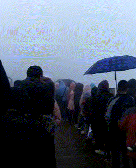 妹子|搞笑GIF趣图：别人都穿着羽绒服，而你却穿短袖，确实很优秀啊